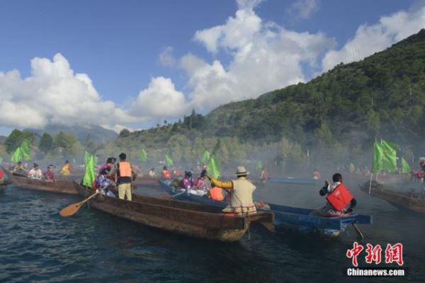 泸沽湖摩梭群众欢度“转山转海节”